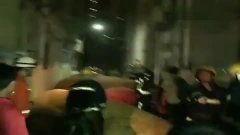 女子吃瓜摔下楼视频,意外瞬间引发网友热议