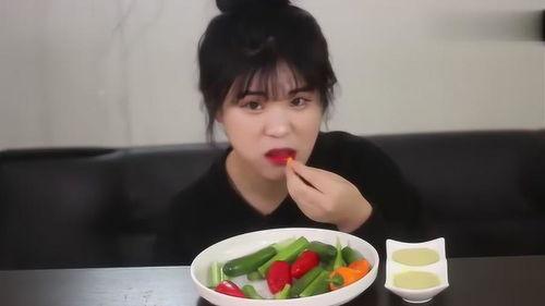 黑人美女吃辣瓜,黑人美女挑战辣瓜，美味与激情的碰撞