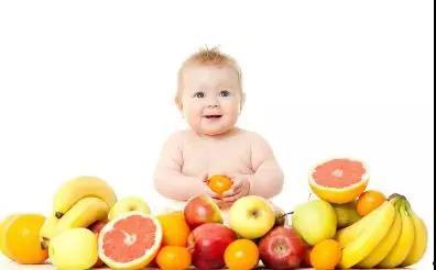 柬埔寨婴儿吃瓜,萌态十足引网友热议